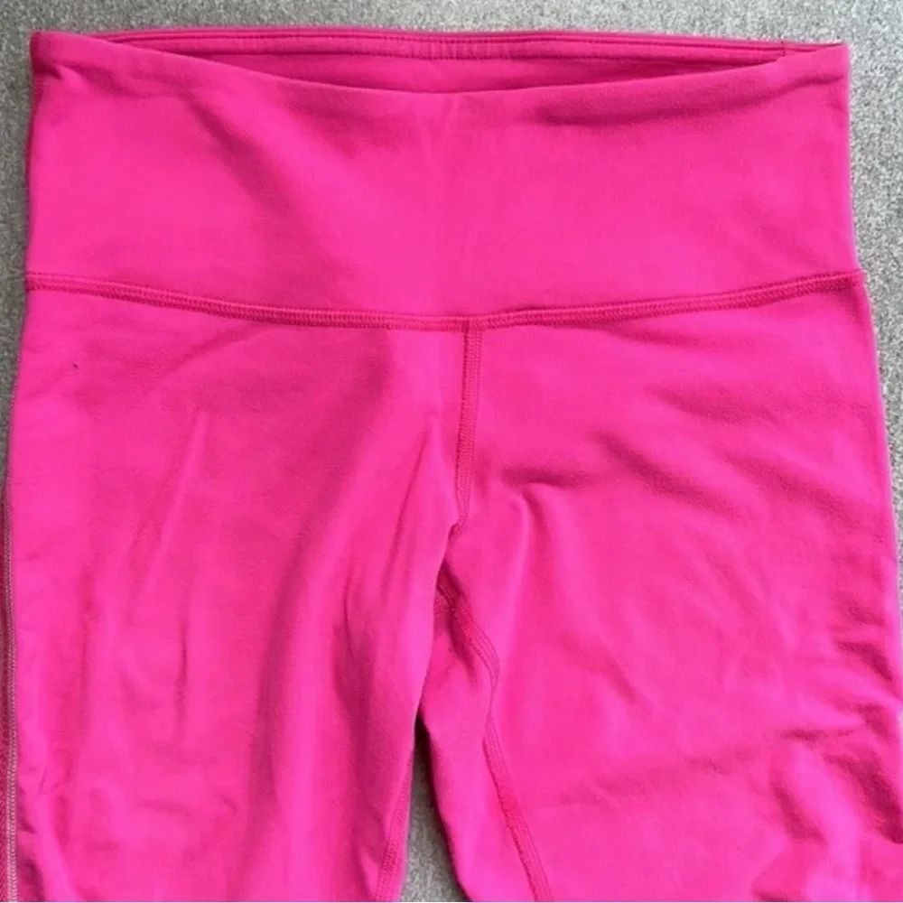 Lululemon hot pink cropped leggings with mesh side stripe and rouching-